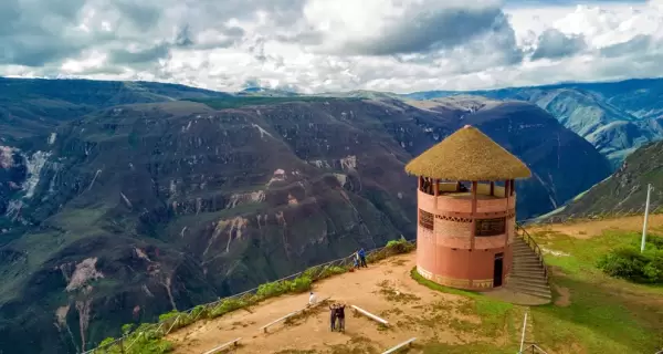 Mirador sobre el Ca��n del Sonche, con torre de observaci�n y vista del profundo abismo natural. Ideal para apreciar la magnitud del paisaje.