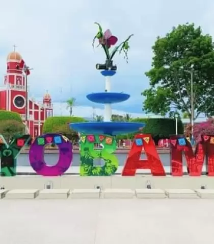 Panorama de la Plaza de Armas de Moyobamba con la catedral y jardines centrales.