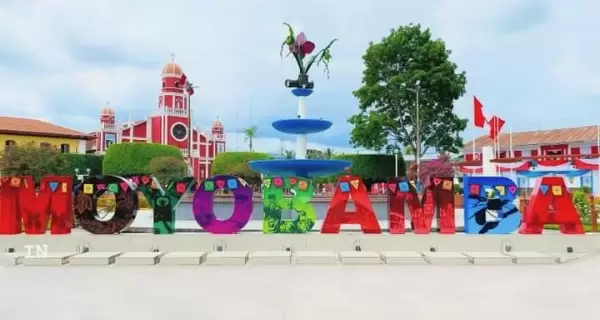 Panorama de la Plaza de Armas de Moyobamba con la catedral y jardines centrales.