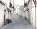 Calle Los Cristales en el Barrio de San L�zaro, reconocida por sus muros de sillar y las pintorescas macetas colgantes.
