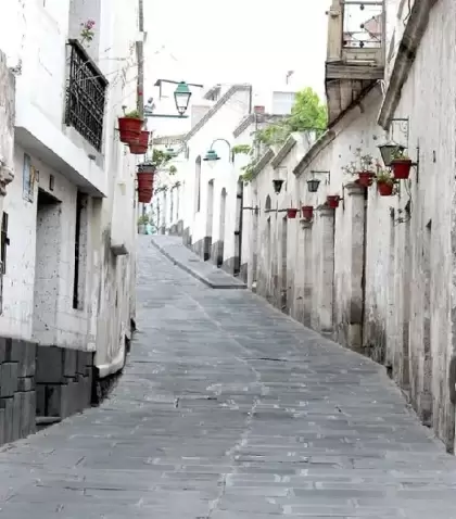 Calle Los Cristales en el Barrio de San L�zaro, reconocida por sus muros de sillar y las pintorescas macetas colgantes.