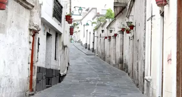 Calle Los Cristales en el Barrio de San L�zaro, reconocida por sus muros de sillar y las pintorescas macetas colgantes.