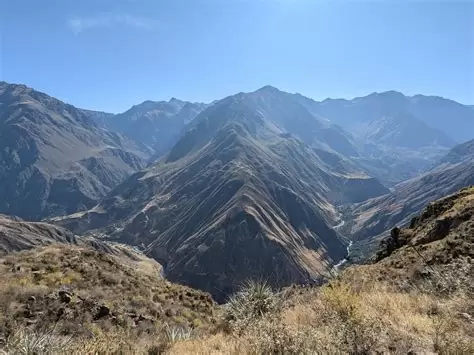 Vista impactante del Cañón del Colca, una falla geológica rodeada de montañas y luces doradas al amanecer. Fuente: Pixabay (uso libre)