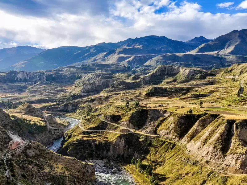 Las terrazas agrícolas preincaicas descienden hasta la base del cañón, bordeadas por el río Colca y picos volcánicos. Fuente: Incatrail.com (uso libre
