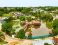 Vista panor�mica de la Laguna Sapi Sapi desde el aire, rodeada por edificios y vegetaci�n del centro de Nauta