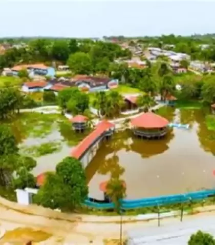 Vista panor�mica de la Laguna Sapi Sapi desde el aire, rodeada por edificios y vegetaci�n del centro de Nauta