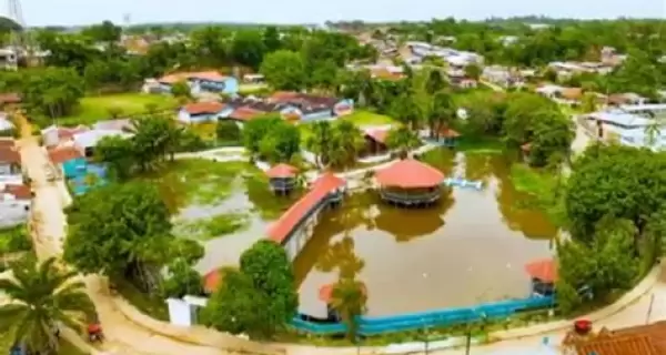 Vista panor�mica de la Laguna Sapi Sapi desde el aire, rodeada por edificios y vegetaci�n del centro de Nauta