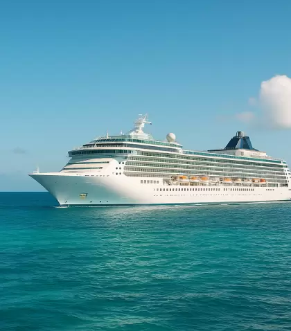 Crucero navegando por aguas limpias, s�mbolo del esfuerzo creciente por un turismo m�s sustentable.