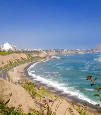 Impresionante vista de una playa poco transitada del litoral norte del Per�, con olas suaves y arena dorada, evocando paz y amplitud.