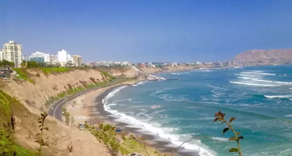 Impresionante vista de una playa poco transitada del litoral norte del Per�, con olas suaves y arena dorada, evocando paz y amplitud.
