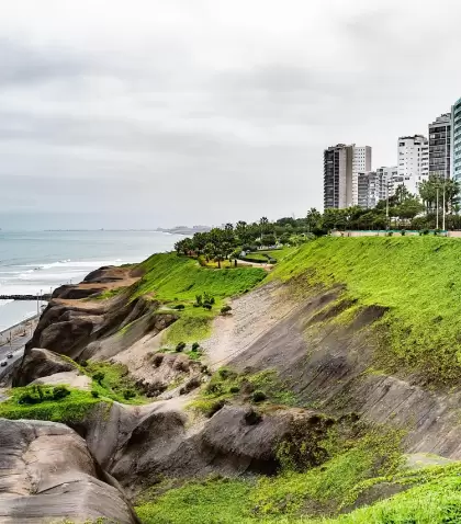 Lima, Per�. Naturaleza y mar, edificios frente al mar, costa