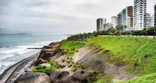 Lima, Per�. Naturaleza y mar, edificios frente al mar, costa