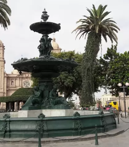 Paseo C�vico de Tacna, con monumentos y fuentes que recuerdan su historia republicana.