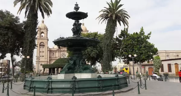 Paseo C�vico de Tacna, con monumentos y fuentes que recuerdan su historia republicana.