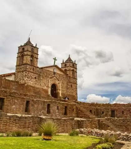 Muros de piedra finamente labrada en los templos del Sol y la Luna, testimonio de la ingenier�a inca.