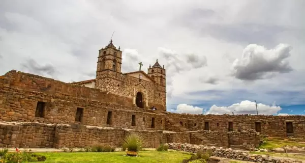 Muros de piedra finamente labrada en los templos del Sol y la Luna, testimonio de la ingenier�a inca.