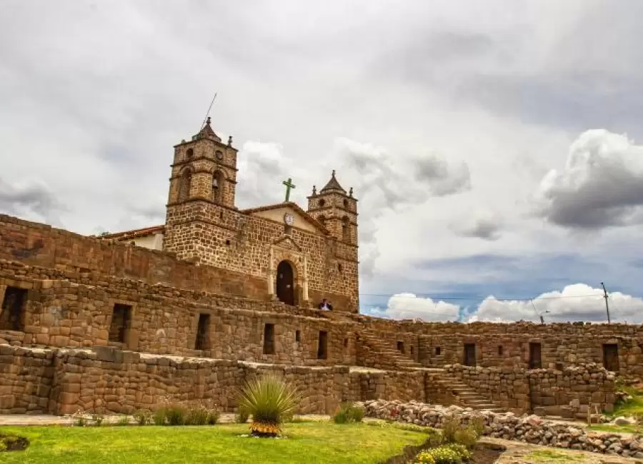 Muros de piedra finamente labrada en los templos del Sol y la Luna, testimonio de la ingenier�a inca.