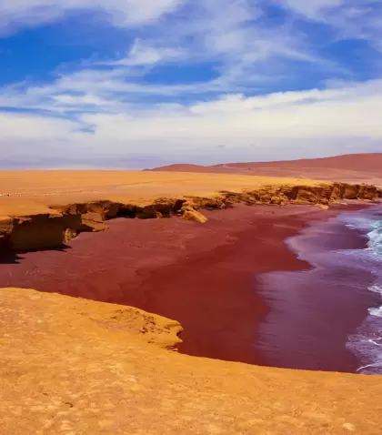 Playa Roja, uno de los paisajes m�s emblem�ticos dentro de la Reserva Nacional de Paracas.