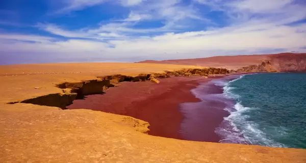 Playa Roja, uno de los paisajes m�s emblem�ticos dentro de la Reserva Nacional de Paracas.