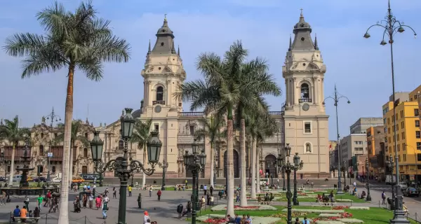 La Plaza de Armas de Lima es el punto fundacional de la ciudad y uno de los espacios hist�ricos m�s emblem�ticos del Per�.
