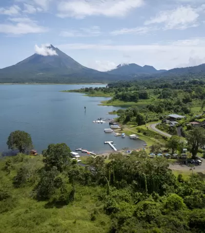 El Volc�n Arenal domina el paisaje de La Fortuna, entre selva y termas naturales.