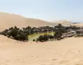 Huacachina es un oasis natural rodeado de dunas gigantes, ideal para aventuras y paseos en Ica.
