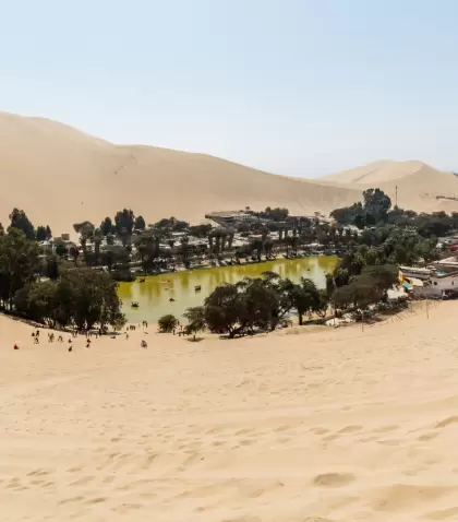 Huacachina es un oasis natural rodeado de dunas gigantes, ideal para aventuras y paseos en Ica.