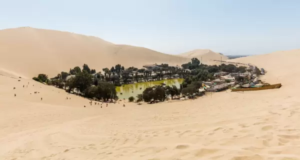 Huacachina es un oasis natural rodeado de dunas gigantes, ideal para aventuras y paseos en Ica.