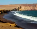 La costa de Ica re�ne playas singulares donde el desierto y el mar crean paisajes espectaculares.