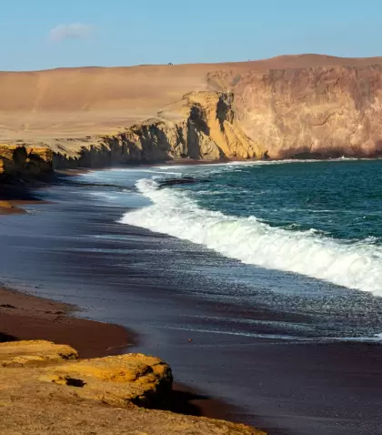 La costa de Ica re�ne playas singulares donde el desierto y el mar crean paisajes espectaculares.