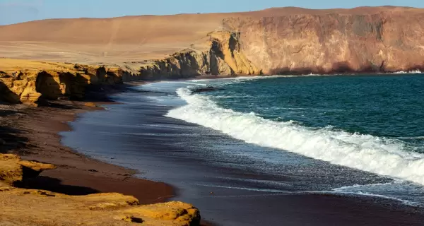 La costa de Ica re�ne playas singulares donde el desierto y el mar crean paisajes espectaculares.