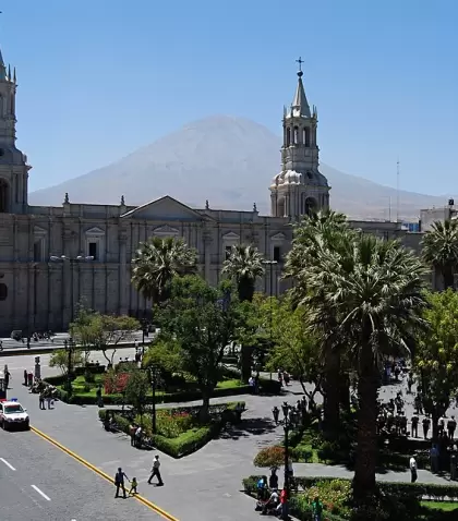 Arequipa combina arquitectura en sillar, historia colonial y paisajes dominados por volcanes.
