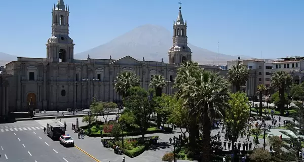 Arequipa combina arquitectura en sillar, historia colonial y paisajes dominados por volcanes.