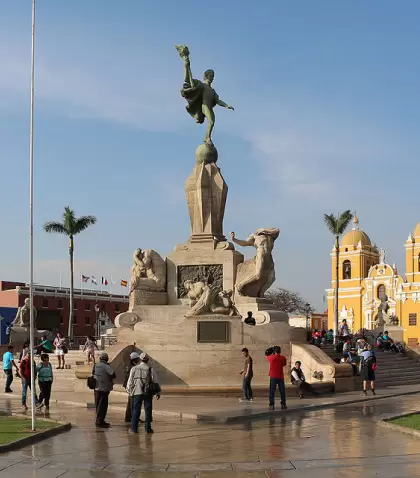 Trujillo destaca por su clima primaveral, su arquitectura colonial y su fuerte identidad cultural ligada a la marinera.