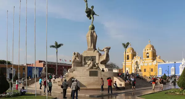 Trujillo destaca por su clima primaveral, su arquitectura colonial y su fuerte identidad cultural ligada a la marinera.