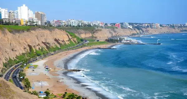 Las playas de Lima ofrecen opciones urbanas, familiares y tranquilas para disfrutar el verano frente al mar.