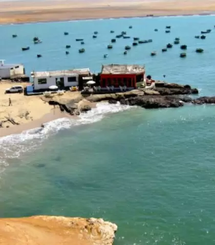 La costa de Ica combina desierto y oc�ano en algunas de las playas m�s impactantes del sur del Per�.