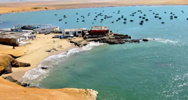 La costa de Ica combina desierto y oc�ano en algunas de las playas m�s impactantes del sur del Per�.