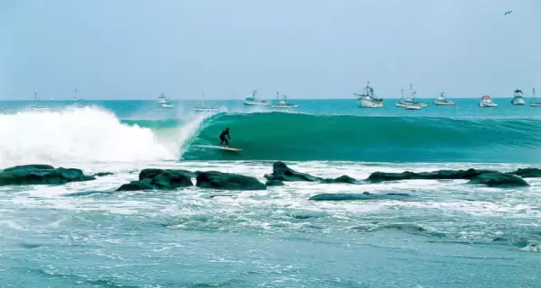 Per� ofrece algunas de las mejores olas del mundo, con playas ideales para surfear durante todo el a�o.