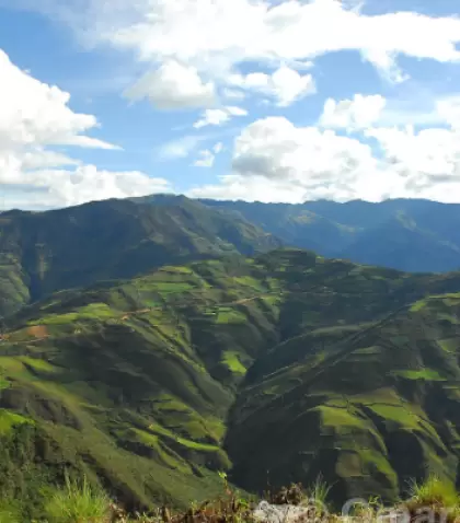 En verano, la Selva Alta peruana despliega cataratas activas y una naturaleza exuberante ideal para la aventura.