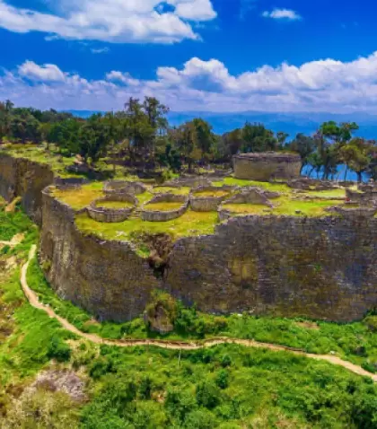 Chachapoyas combina cataratas imponentes, bosques nublados y un legado cultural �nico en el norte del Per�.