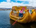 Las Islas Uros son comunidades flotantes construidas con totora en el lago Titicaca, una de las expresiones culturales m�s singulares del Per�.