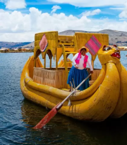 Las Islas Uros son comunidades flotantes construidas con totora en el lago Titicaca, una de las expresiones culturales m�s singulares del Per�.