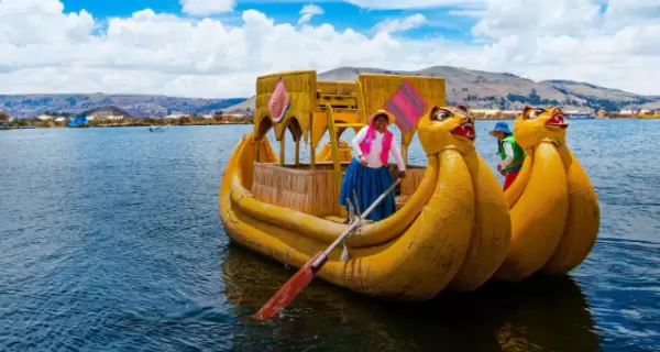 Las Islas Uros son comunidades flotantes construidas con totora en el lago Titicaca, una de las expresiones culturales m�s singulares del Per�.