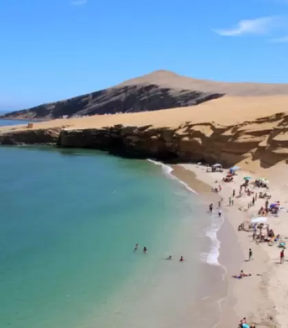 Las playas de Ica combinan mar abierto y paisajes des�rticos, ofreciendo una experiencia costera distinta en verano.