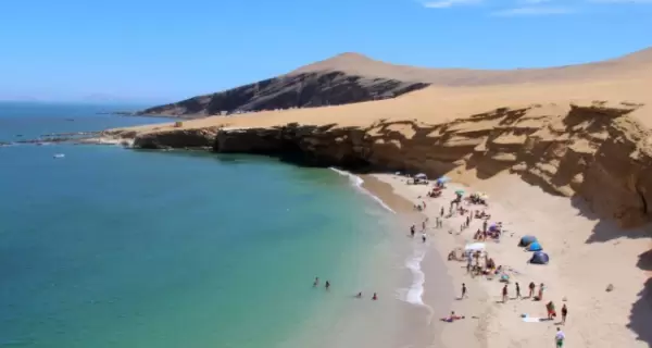 Las playas de Ica combinan mar abierto y paisajes des�rticos, ofreciendo una experiencia costera distinta en verano.