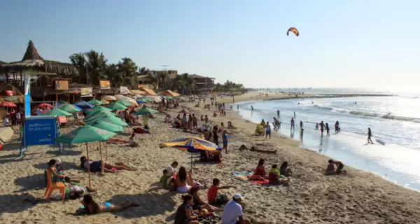 M�ncora mantiene su lugar como balneario favorito del norte por su clima, surf y estilo de vida de playa.