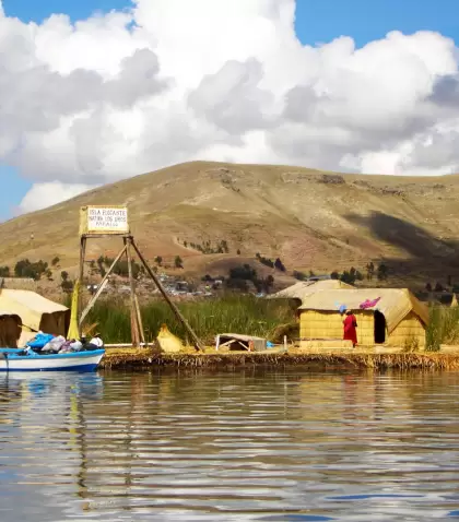 Las Islas Uros son un ejemplo �nico de vida flotante y cultura ancestral viva en el Lago Titicaca.