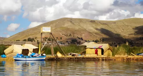 Las Islas Uros son un ejemplo �nico de vida flotante y cultura ancestral viva en el Lago Titicaca.