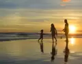 El litoral peruano ofrece playas ideales para disfrutar el verano en familia con ni�os.